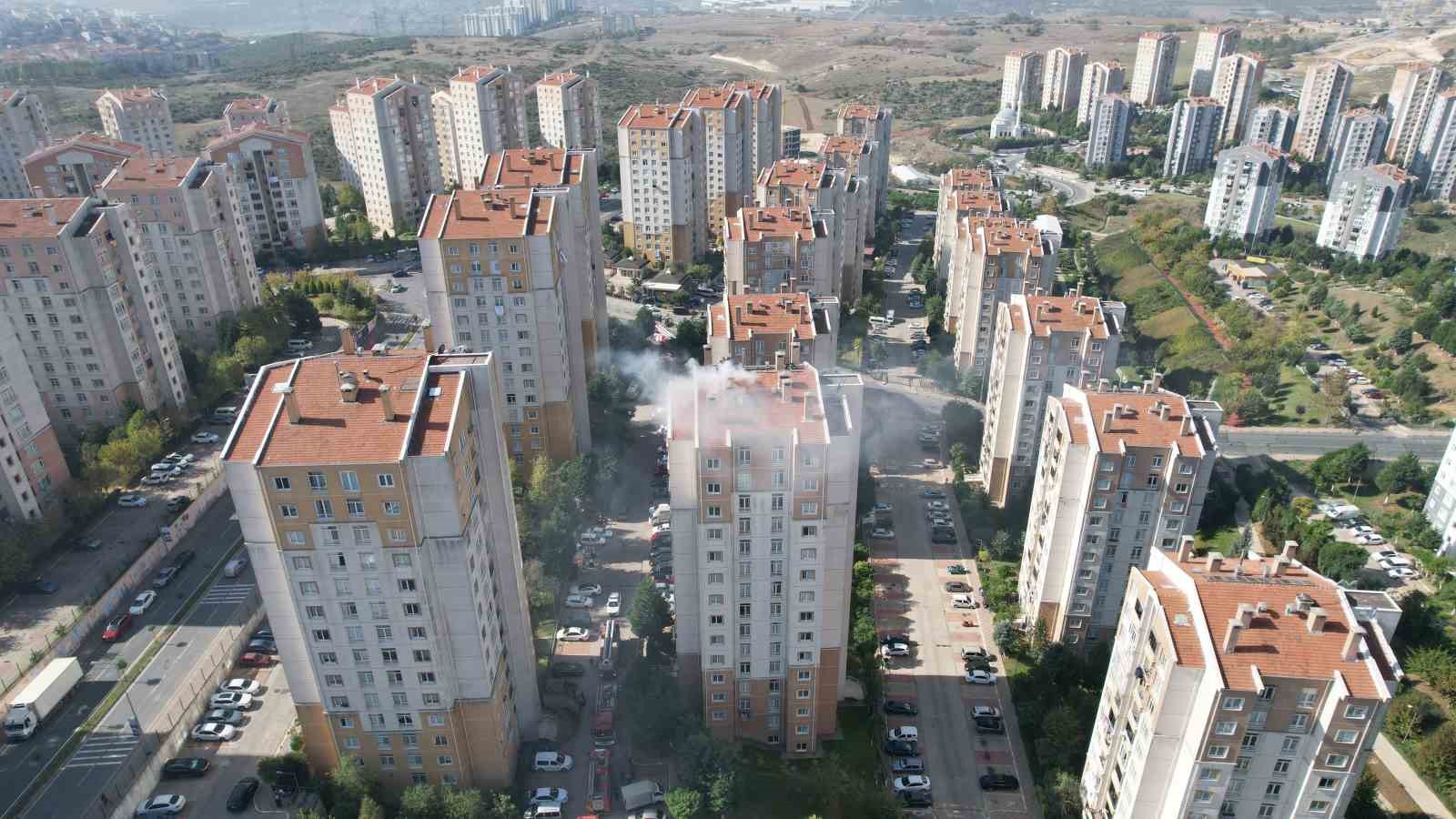 Başakşehir’deki sitede korkutan yangın: 3 kişi dumandan etkilendi
