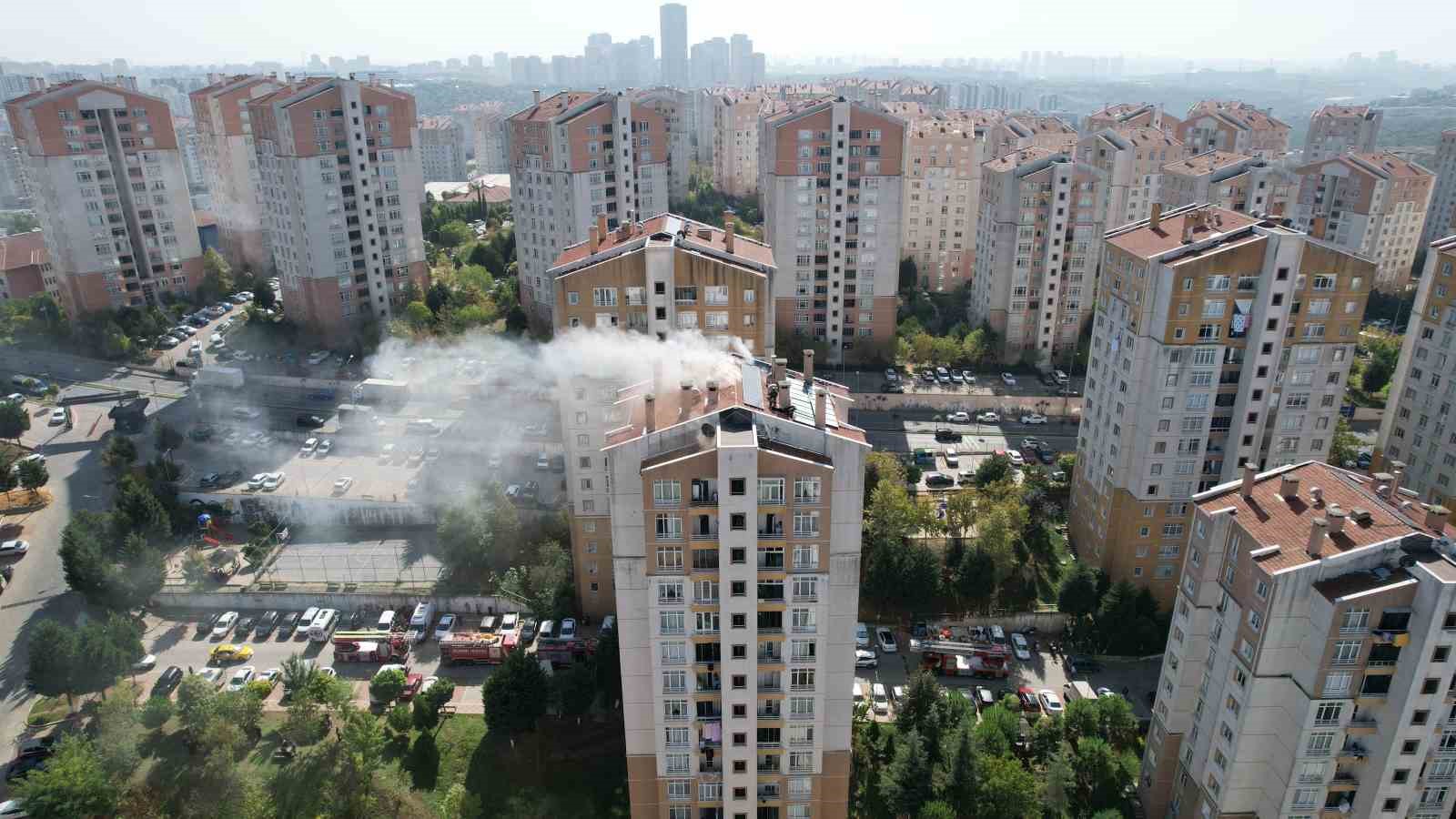 Başakşehir’deki sitede korkutan yangın: 3 kişi dumandan etkilendi
