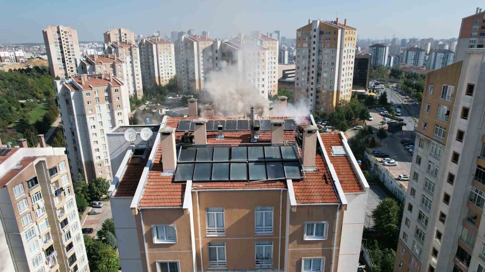 Başakşehir’deki sitede korkutan yangın: 3 kişi dumandan etkilendi
