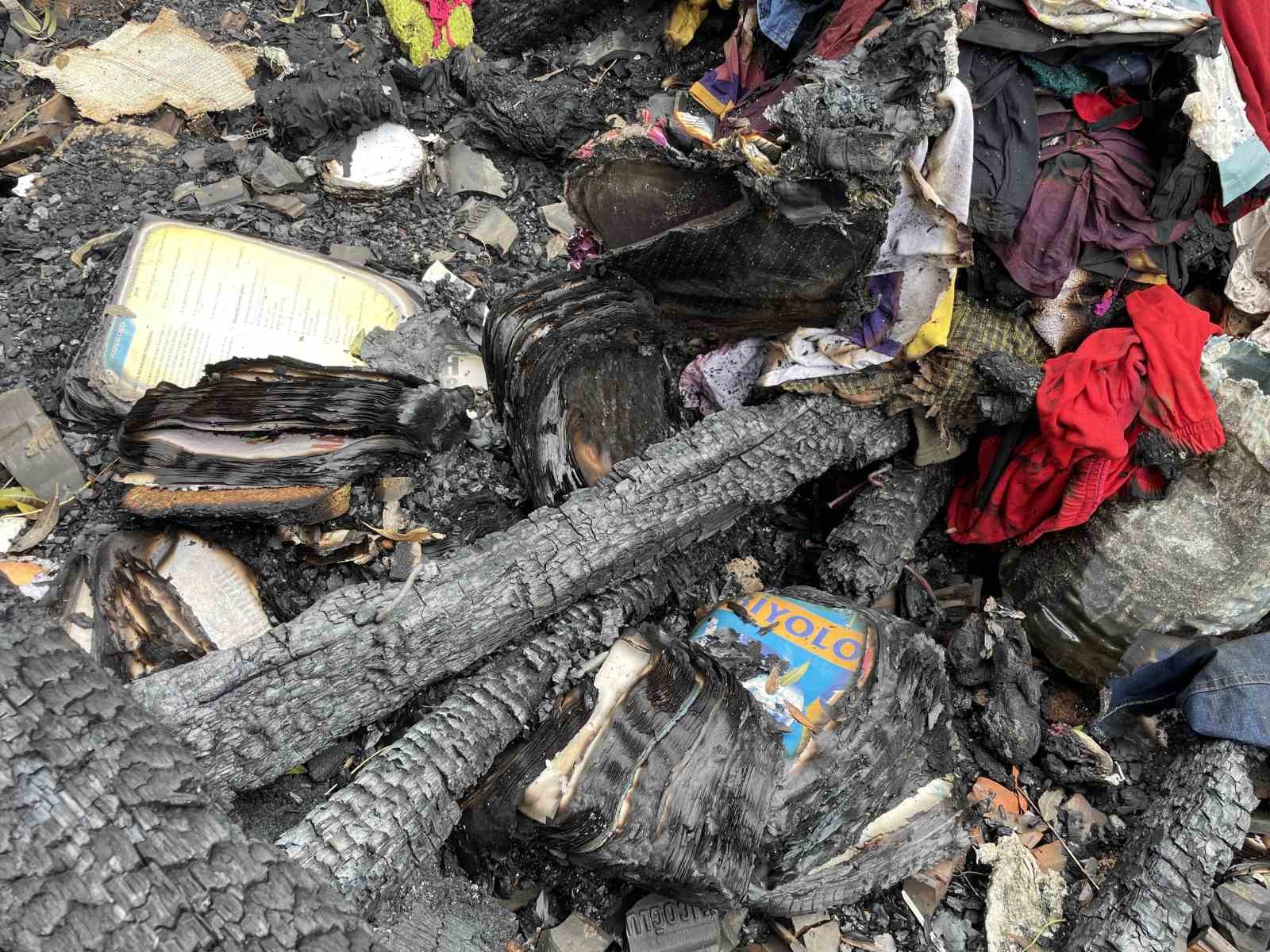 Bu olay Türkiye’yi ağlatacak: Oğlunun hatıralarıyla yaşadığı evi gözlerinin önünde kül oldu
