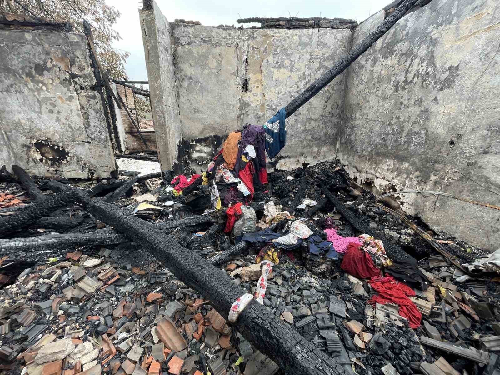 Bu olay Türkiye’yi ağlatacak: Oğlunun hatıralarıyla yaşadığı evi gözlerinin önünde kül oldu
