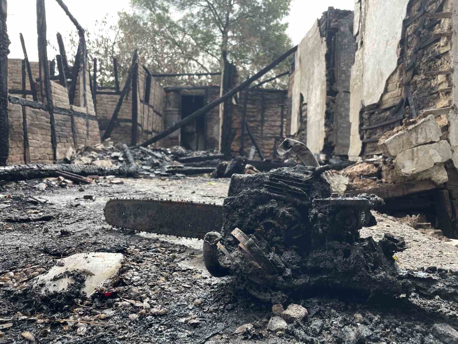 Bu olay Türkiye’yi ağlatacak: Oğlunun hatıralarıyla yaşadığı evi gözlerinin önünde kül oldu
