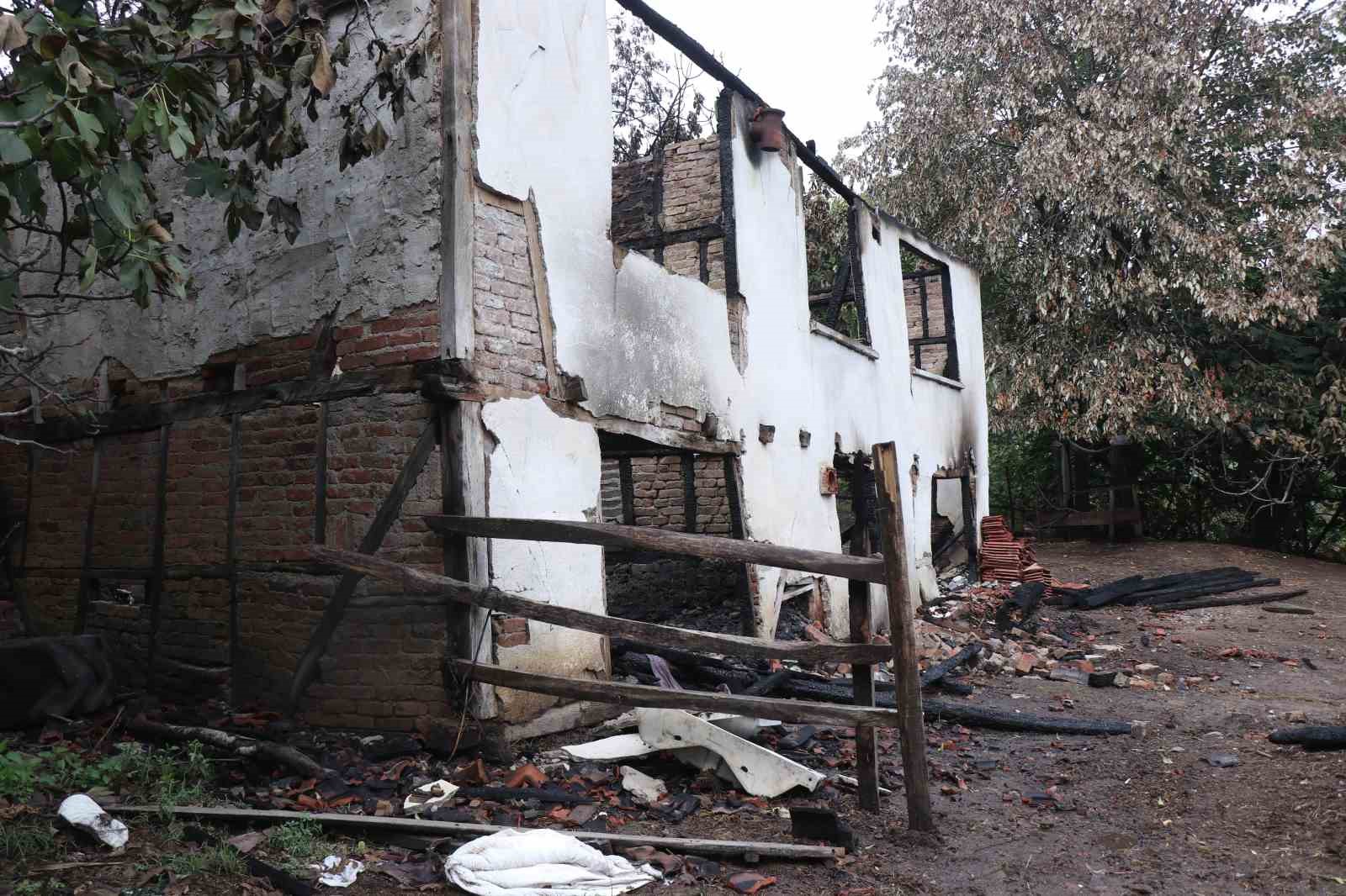 Bu olay Türkiye’yi ağlatacak: Oğlunun hatıralarıyla yaşadığı evi gözlerinin önünde kül oldu
