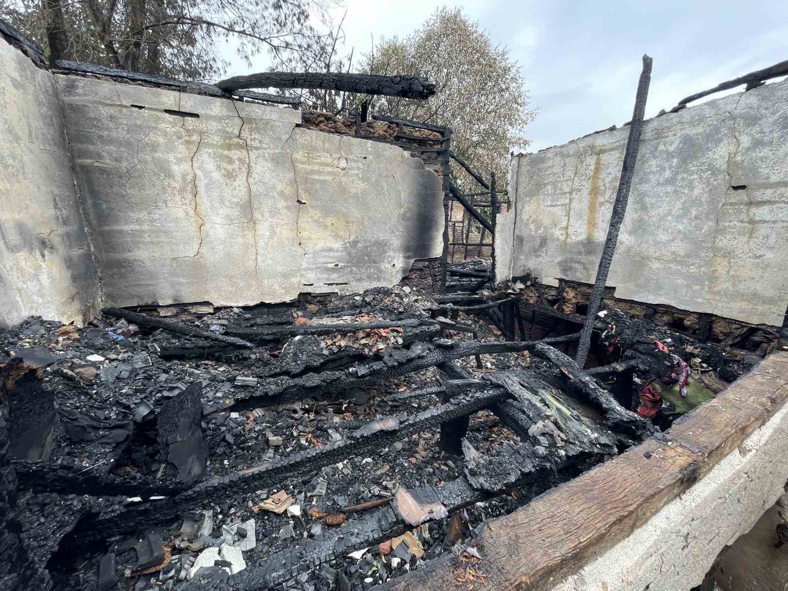 Bu olay Türkiye’yi ağlatacak: Oğlunun hatıralarıyla yaşadığı evi gözlerinin önünde kül oldu
