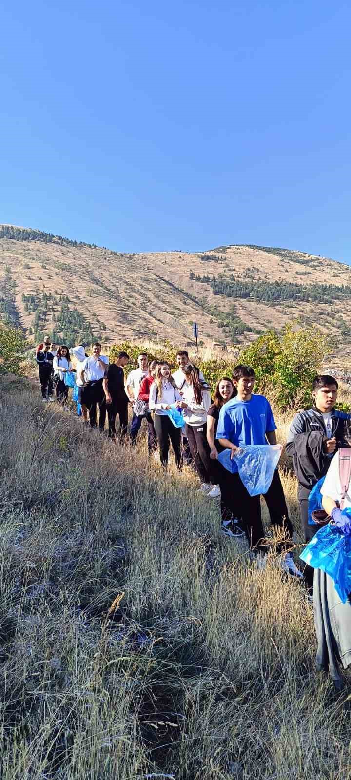 Öğrencilerden Doğa Yürüyüşü ve Çevre Temizliği etkinliği
