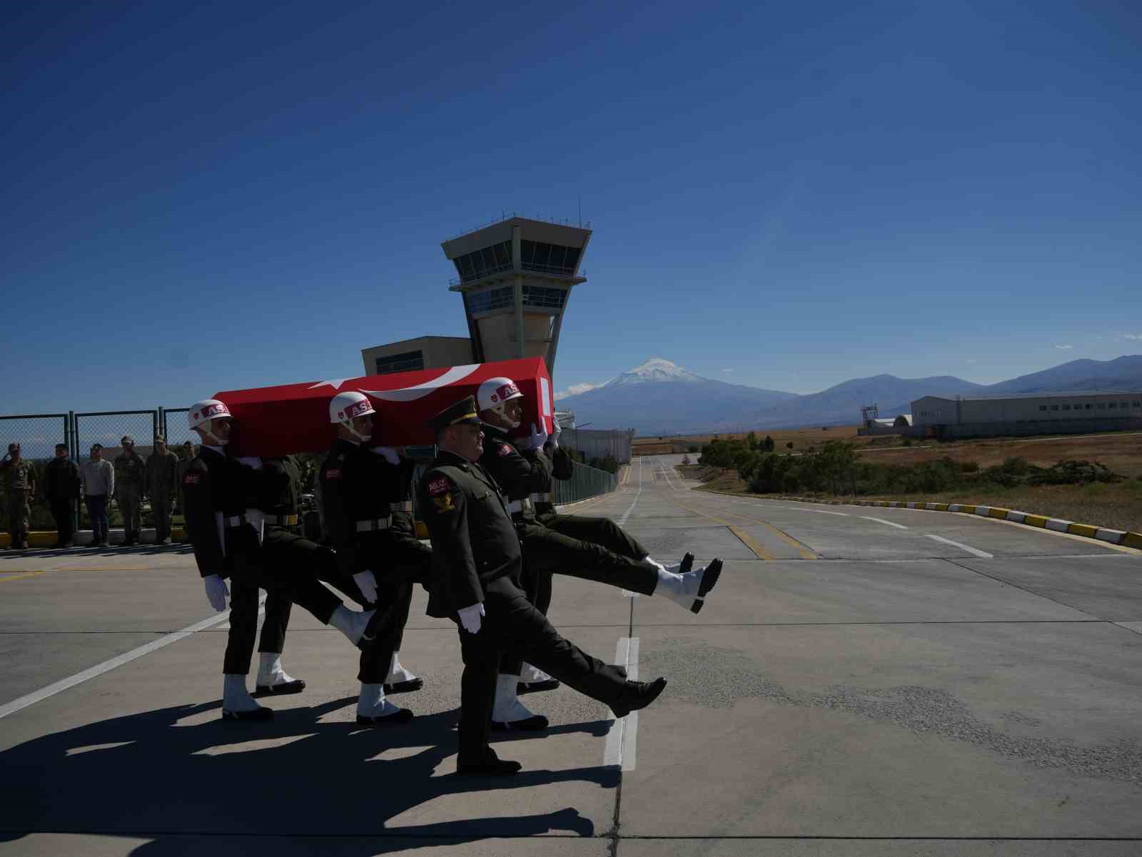 Trafik kazasında şehit olan Piyade Uzman Çavuş törenle memleketine uğurlandı
