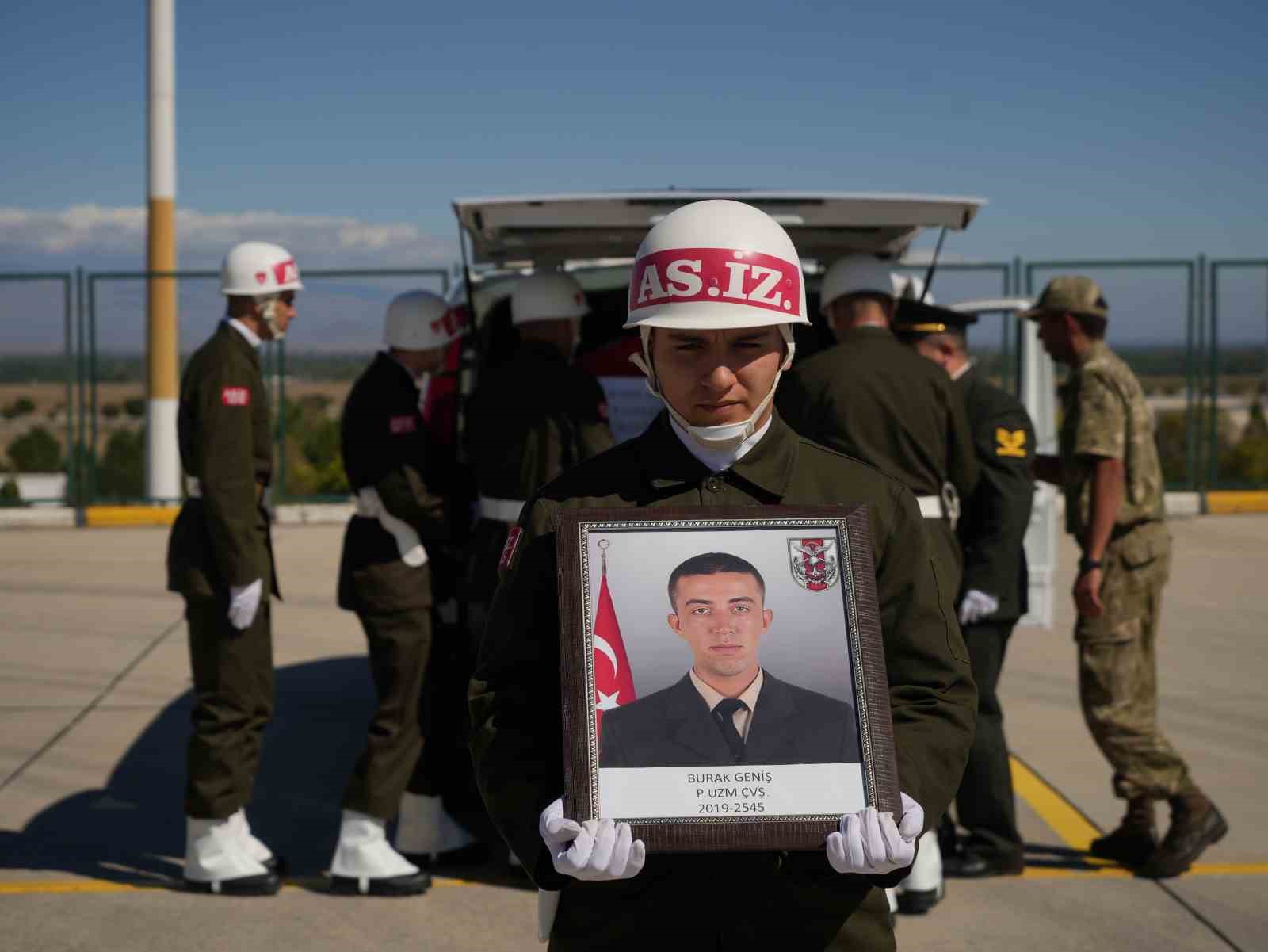 Trafik kazasında şehit olan Piyade Uzman Çavuş törenle memleketine uğurlandı
