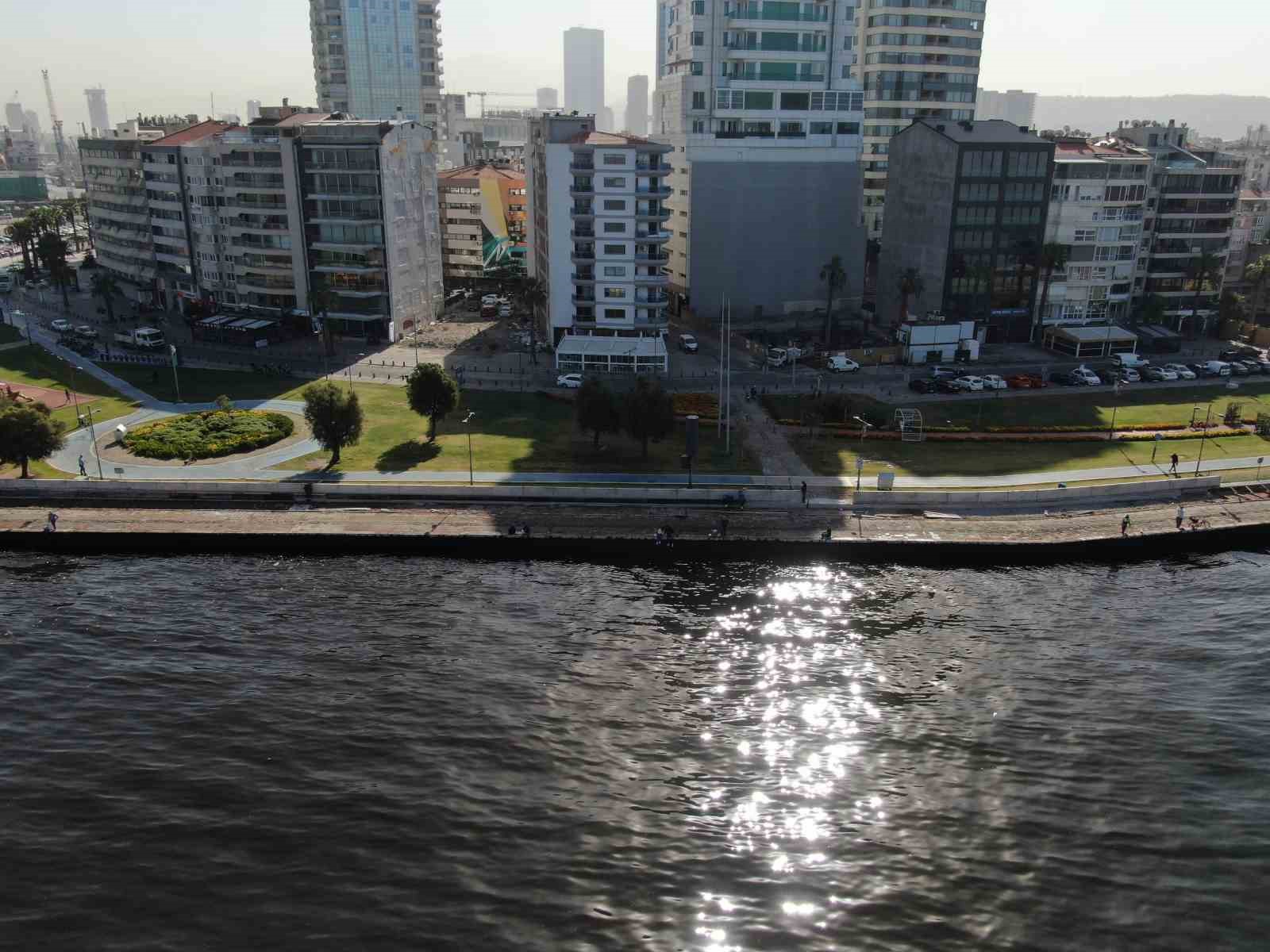 İzmir Kordon’da deniz taşkınlarına karşı beton bariyerlerin kurulumuna başlandı
