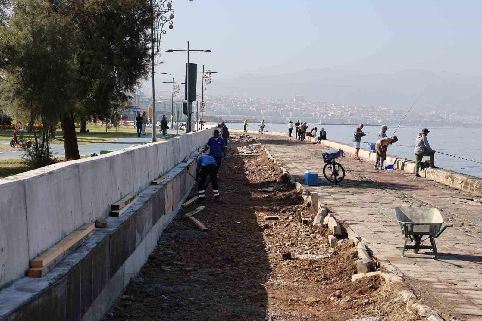 İzmir Kordon’da deniz taşkınlarına karşı beton bariyerlerin kurulumuna başlandı
