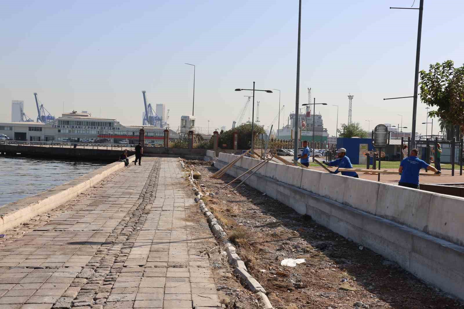 İzmir Kordon’da deniz taşkınlarına karşı beton bariyerlerin kurulumuna başlandı
