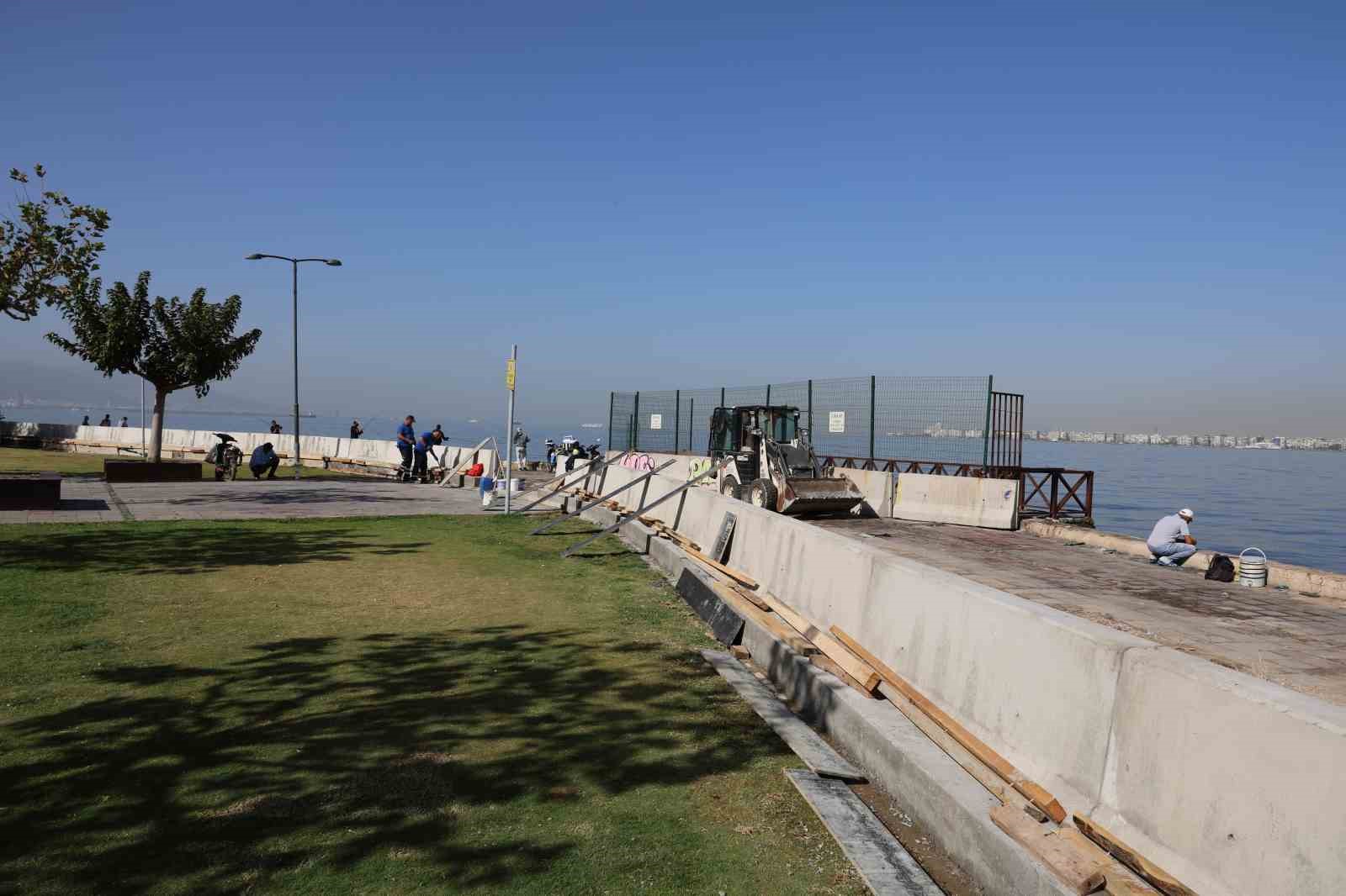 İzmir Kordon’da deniz taşkınlarına karşı beton bariyerlerin kurulumuna başlandı
