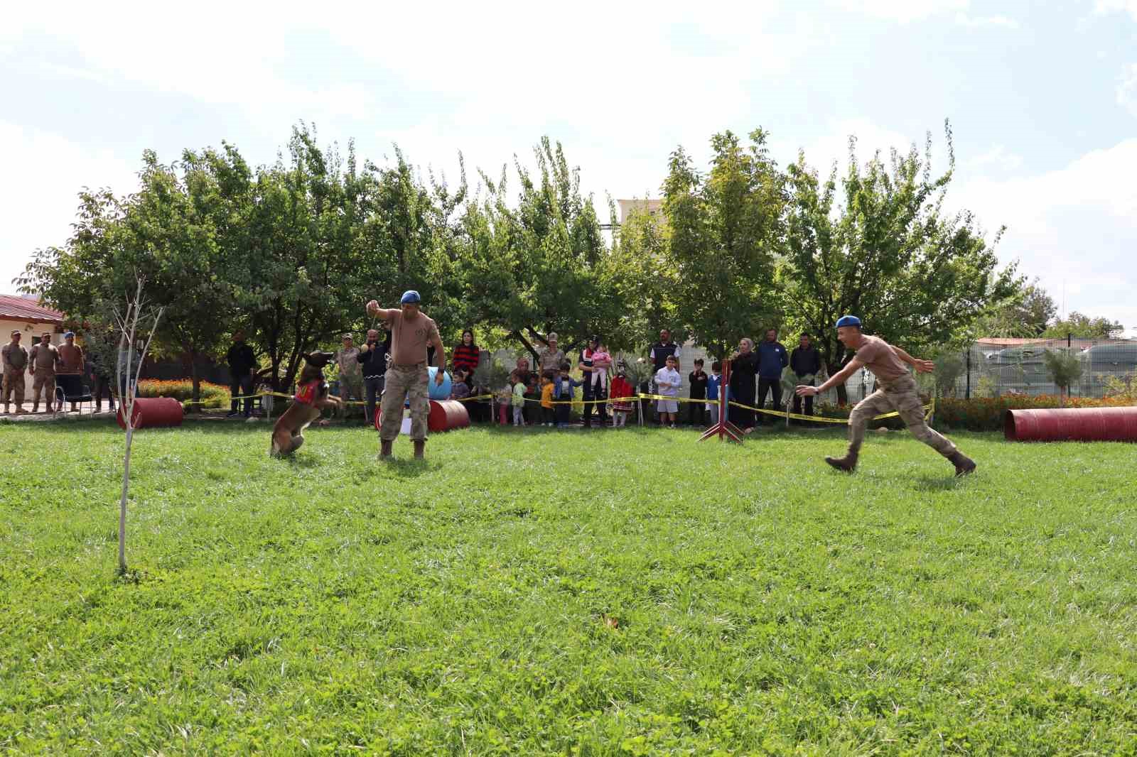 Bingöl’de anaokulu öğrencileri Jandarma Komutanlığını gezdi
