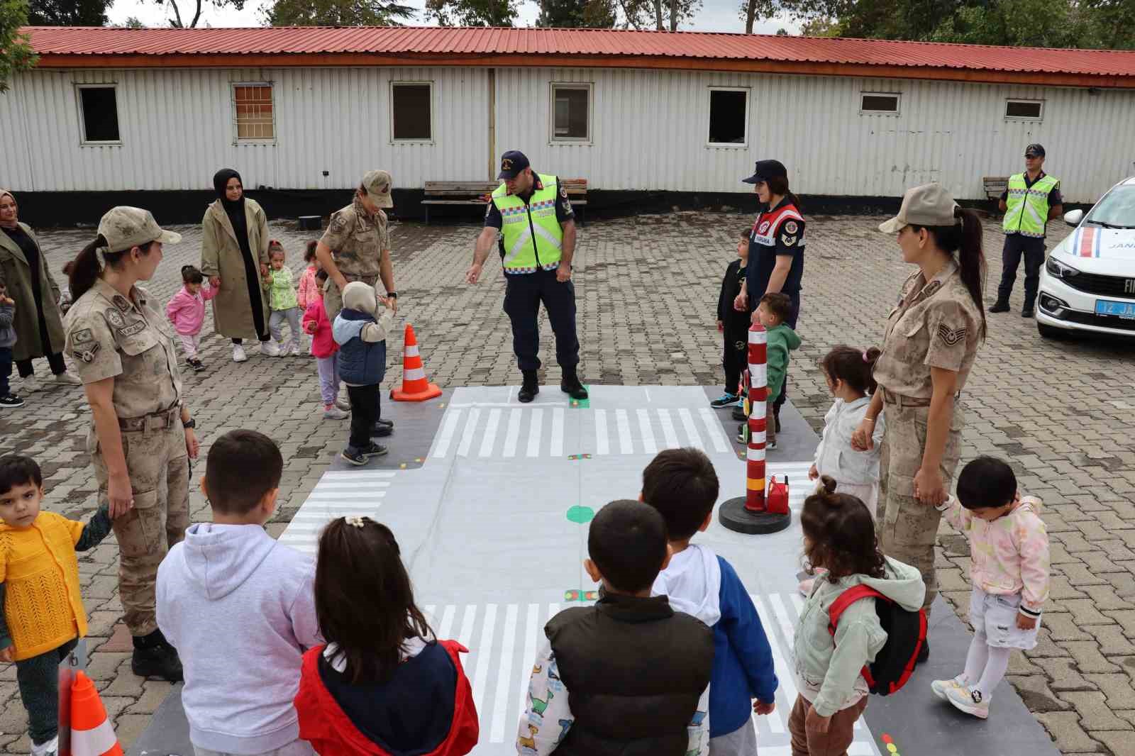 Bingöl’de anaokulu öğrencileri Jandarma Komutanlığını gezdi
