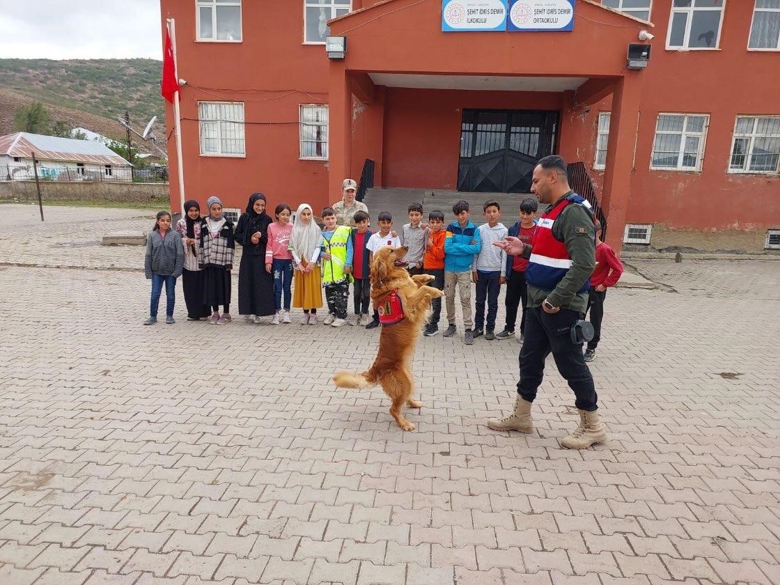 Bingöl’de anaokulu öğrencileri Jandarma Komutanlığını gezdi
