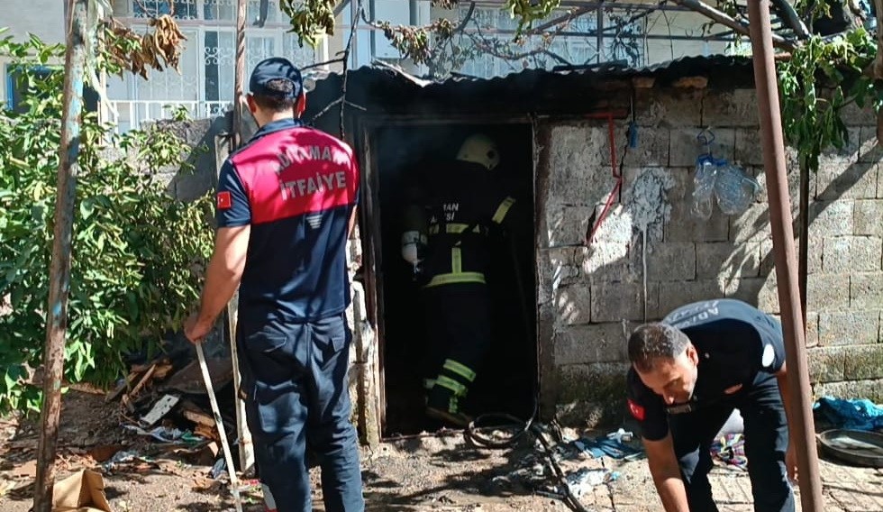 Odunlukta çıkan yangında 2 kişi dumandan zehirlendi
