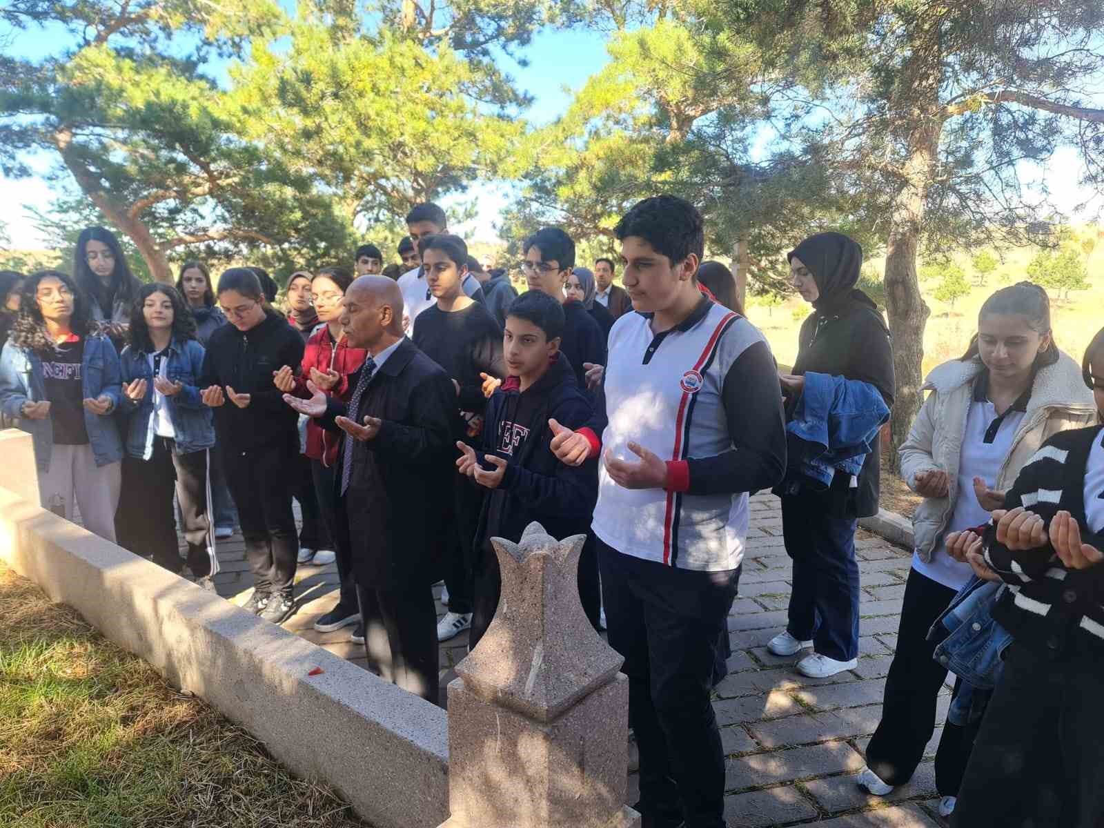 Necmettin Erbakan Fen Lisesi öğrencileri tarihi Aziziye tabyalarını gezdi
