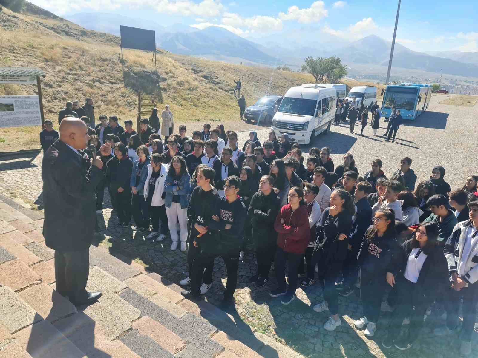 Necmettin Erbakan Fen Lisesi öğrencileri tarihi Aziziye tabyalarını gezdi
