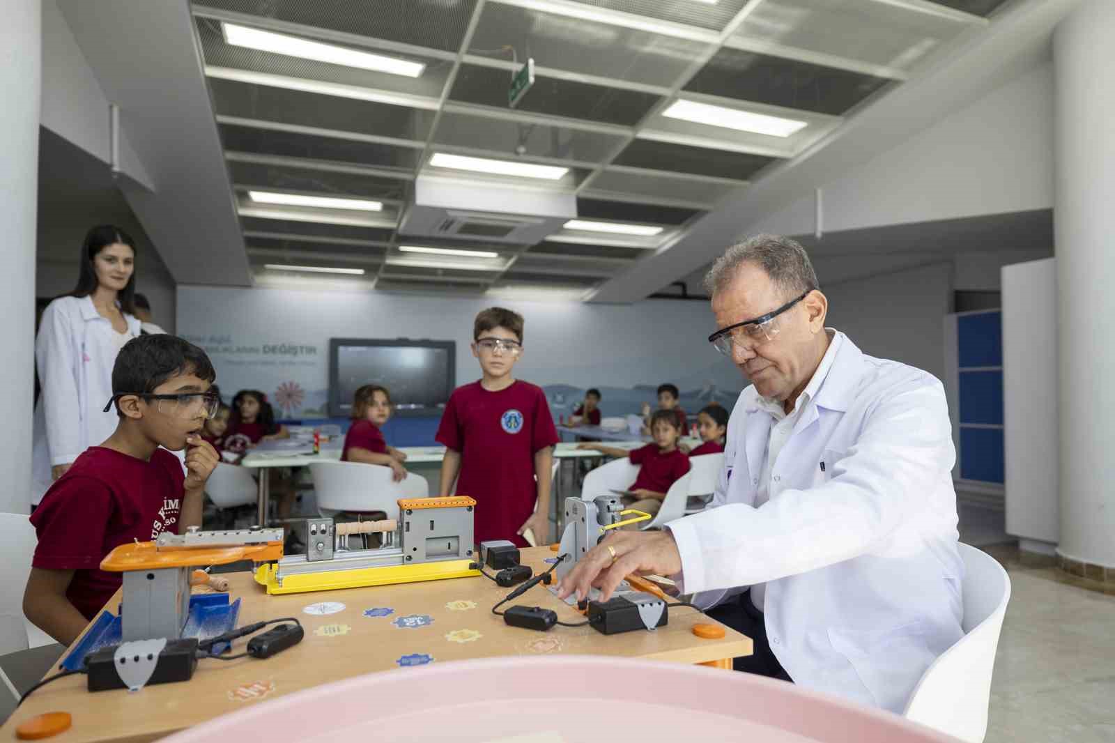 Seçer, Mercan Bilim Merkezi’nde öğrencilerle bir araya geldi
