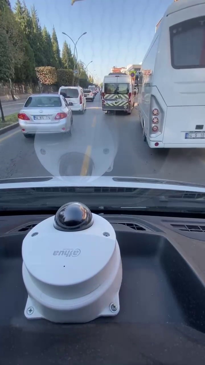 Fermuar sistemi ile ambulansa yol verildiği anlar kamerada
