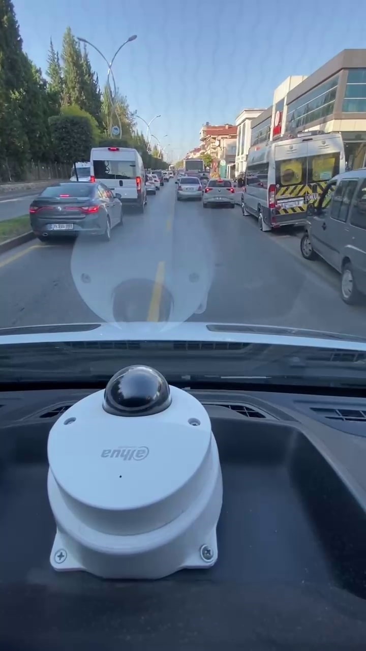 Fermuar sistemi ile ambulansa yol verildiği anlar kamerada
