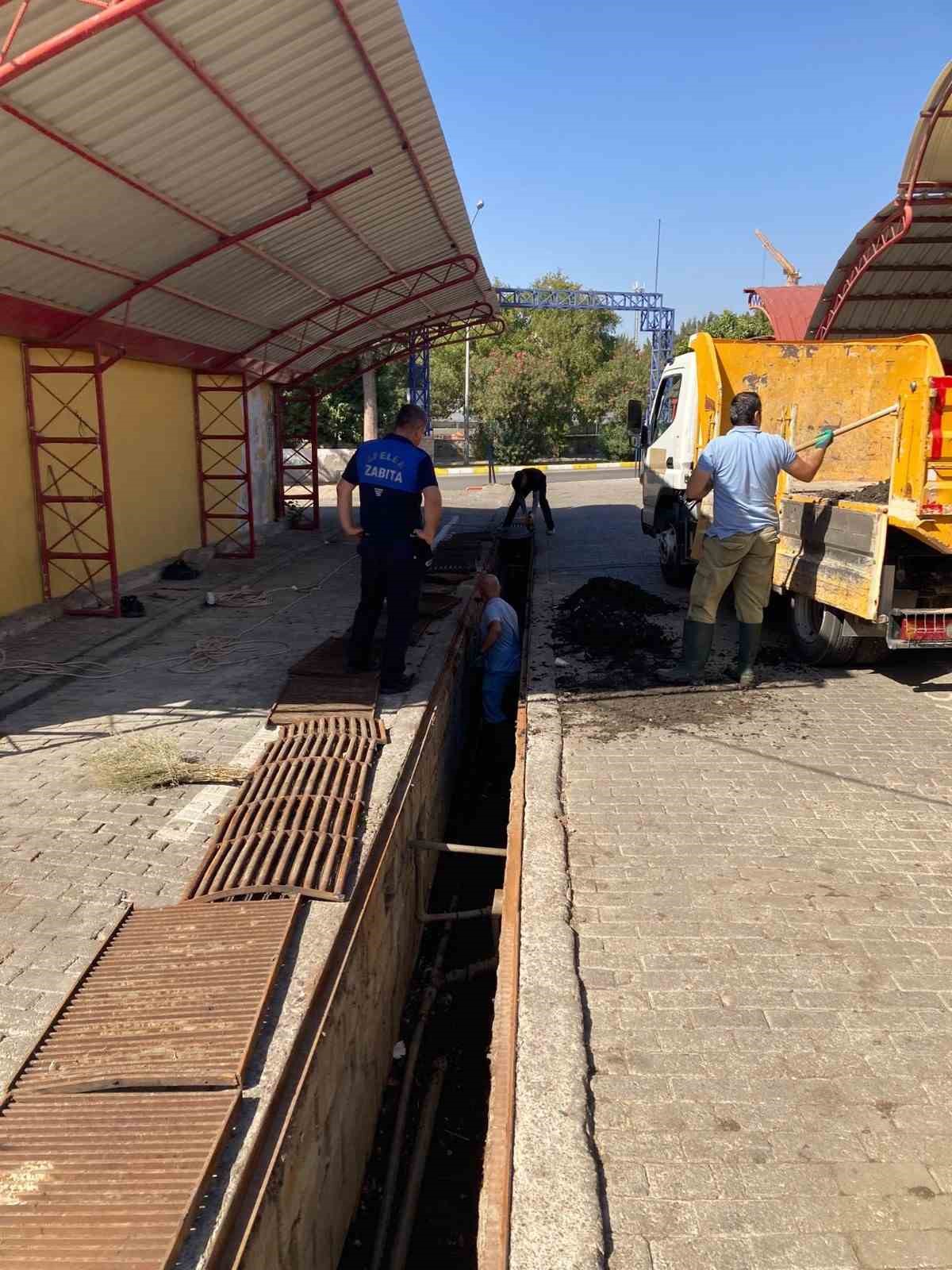 Efekent Pazar Yeri’nde mazgallar temizlendi
