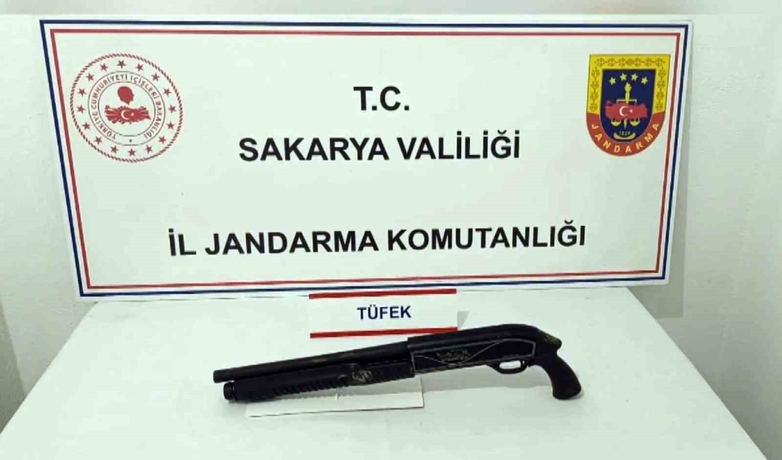 Tarladan mısır koçanı ve üzüm çalan hırsızlar jandarmadan kaçamadı
