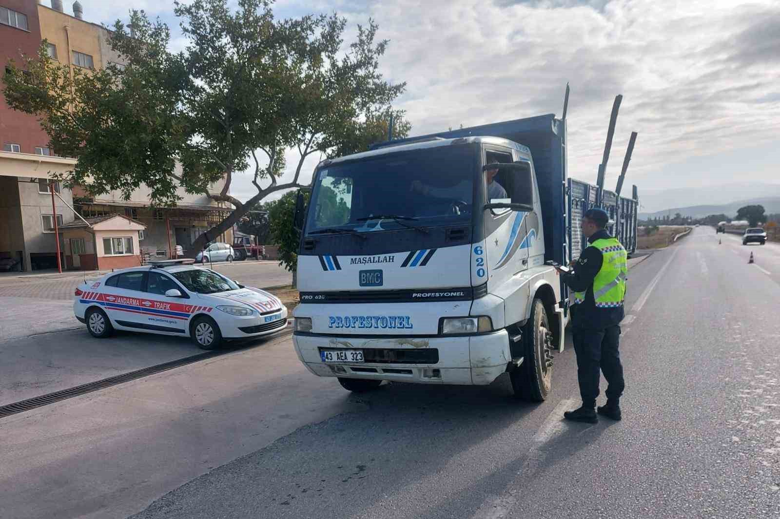 Kütahya’da yük ve yolcu taşımacılığı yapan araçlar ile sürücüler denetlendi
