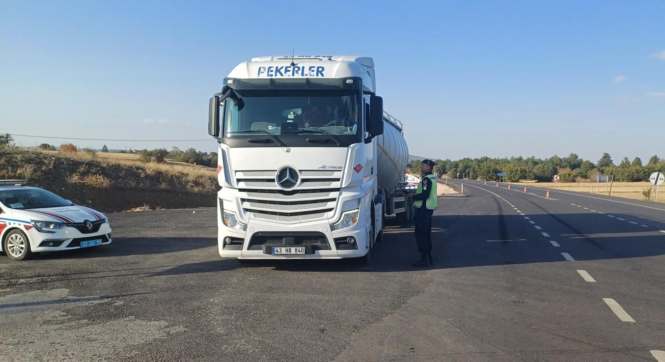 Kütahya’da yük ve yolcu taşımacılığı yapan araçlar ile sürücüler denetlendi
