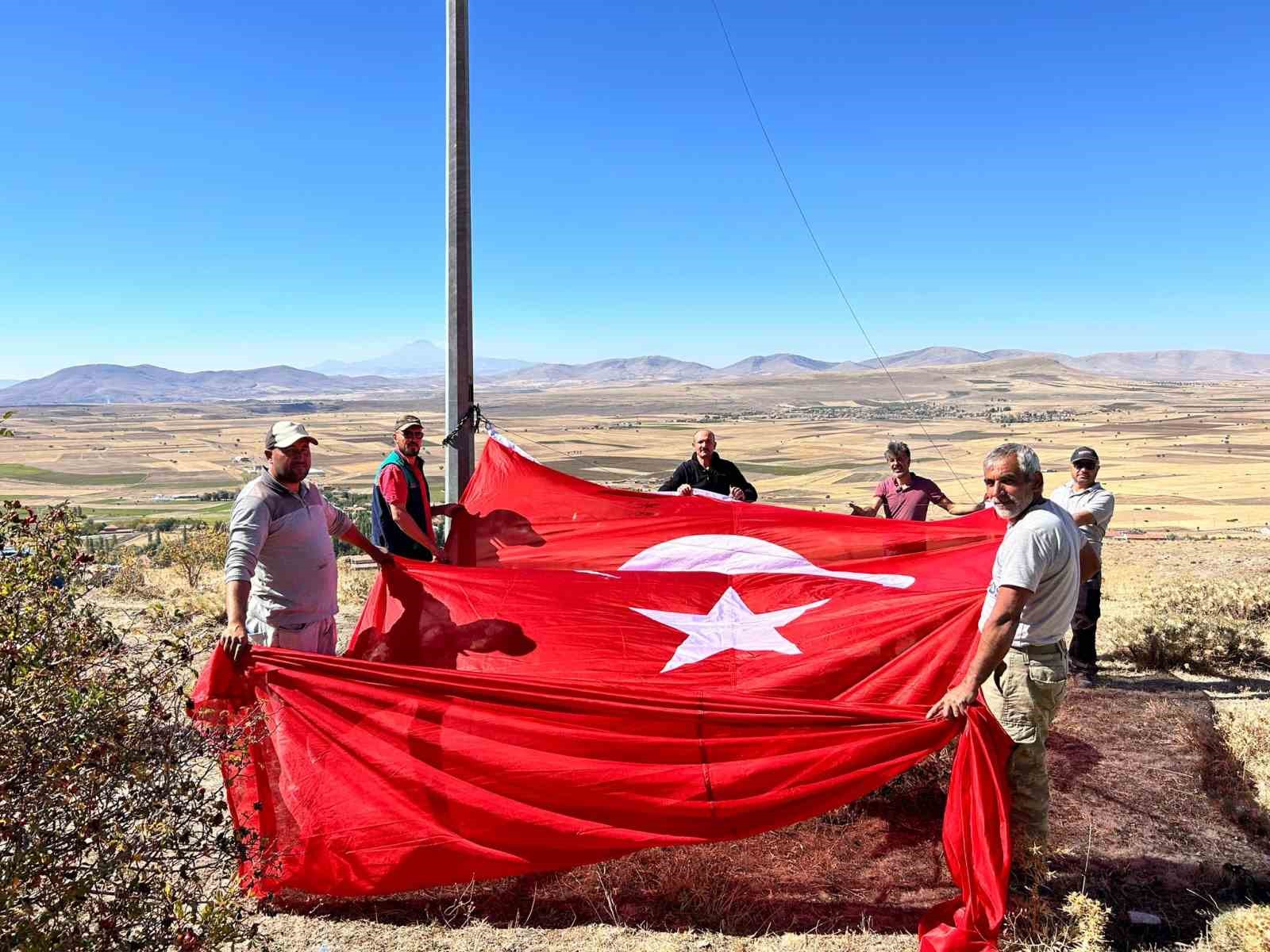 Çanakpınar mahallesinin zirvesine dev Türk Bayrağı asıldı
