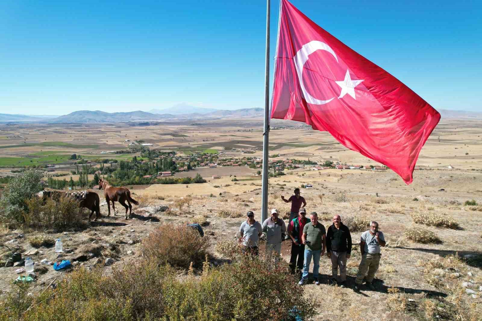 Çanakpınar mahallesinin zirvesine dev Türk Bayrağı asıldı
