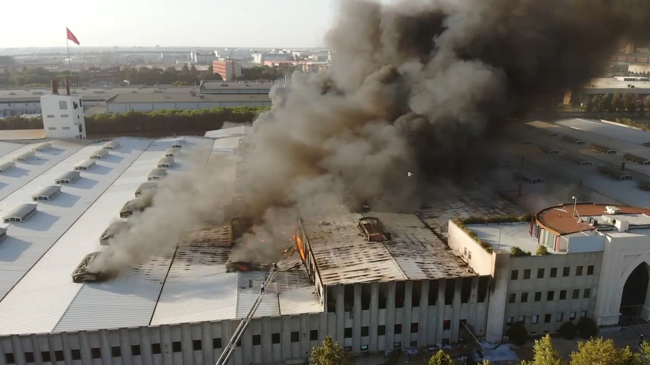 Fabrika yangını havadan görüntülendi: 2 fabrika çalışanı hastanelik oldu
