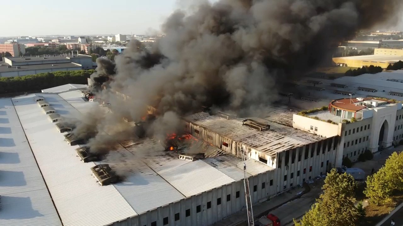 Fabrika yangını havadan görüntülendi: 2 fabrika çalışanı hastanelik oldu
