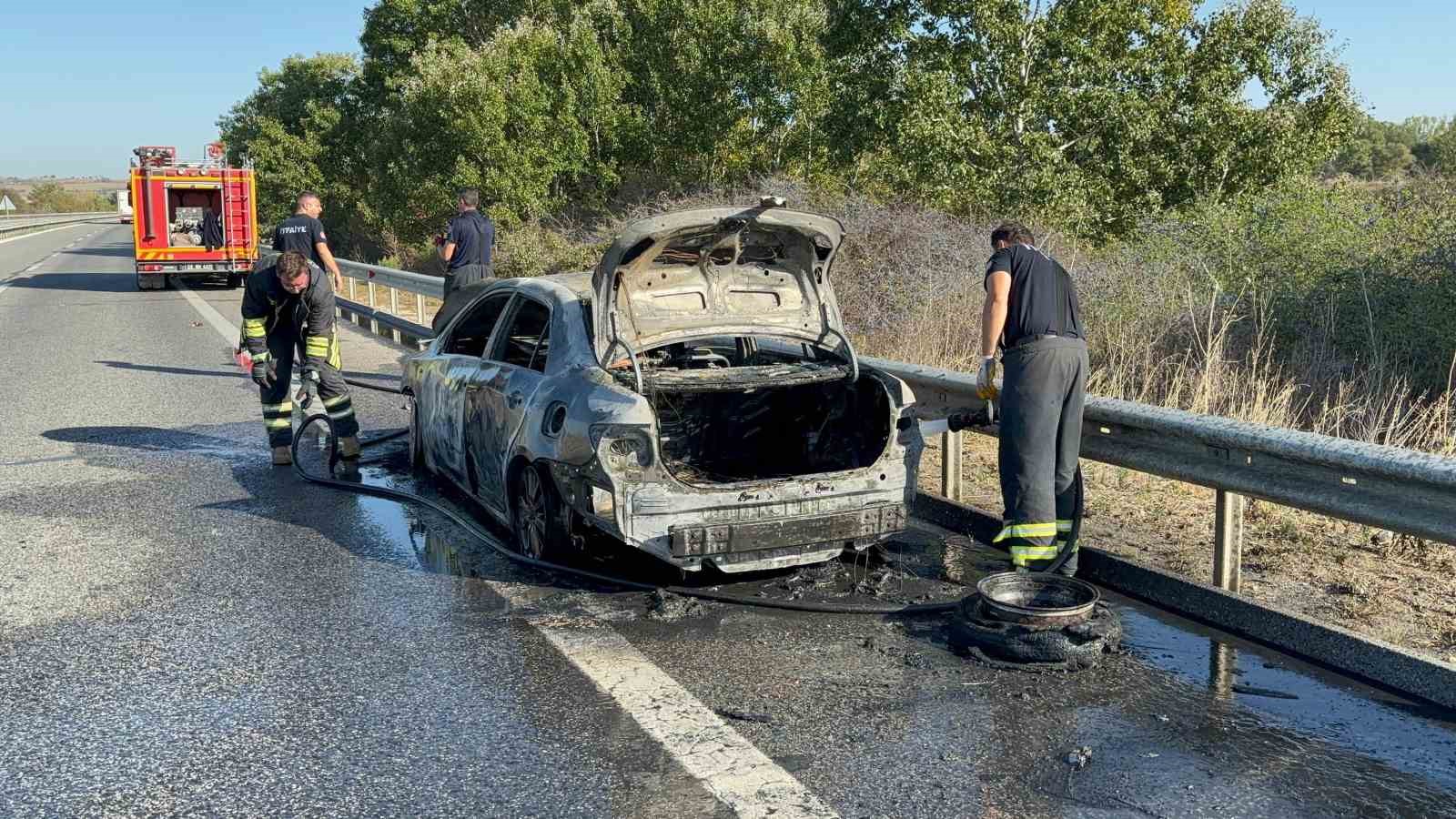 Seyir halindeki otomobil yanarak küle döndü
