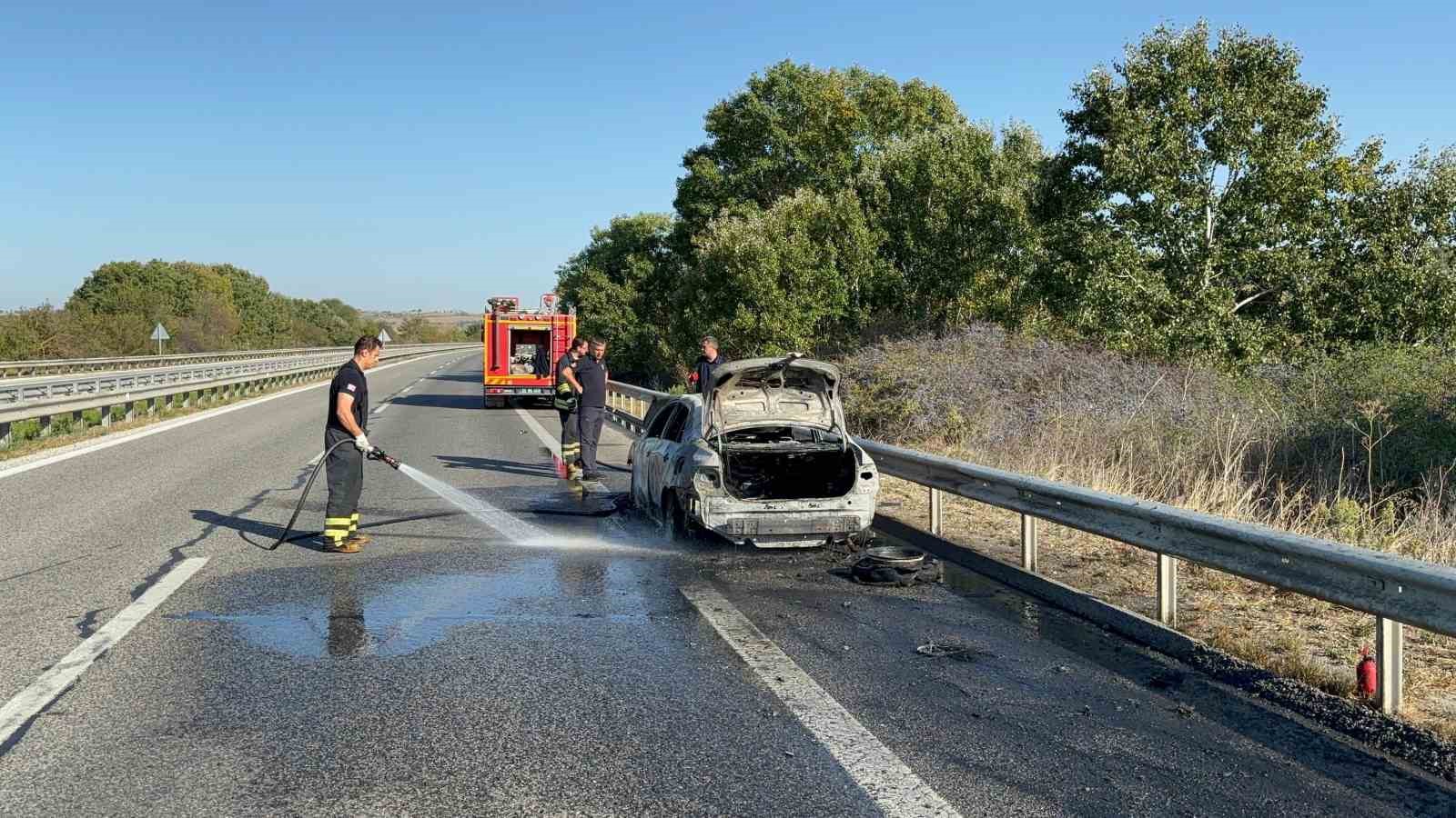 Seyir halindeki otomobil yanarak küle döndü
