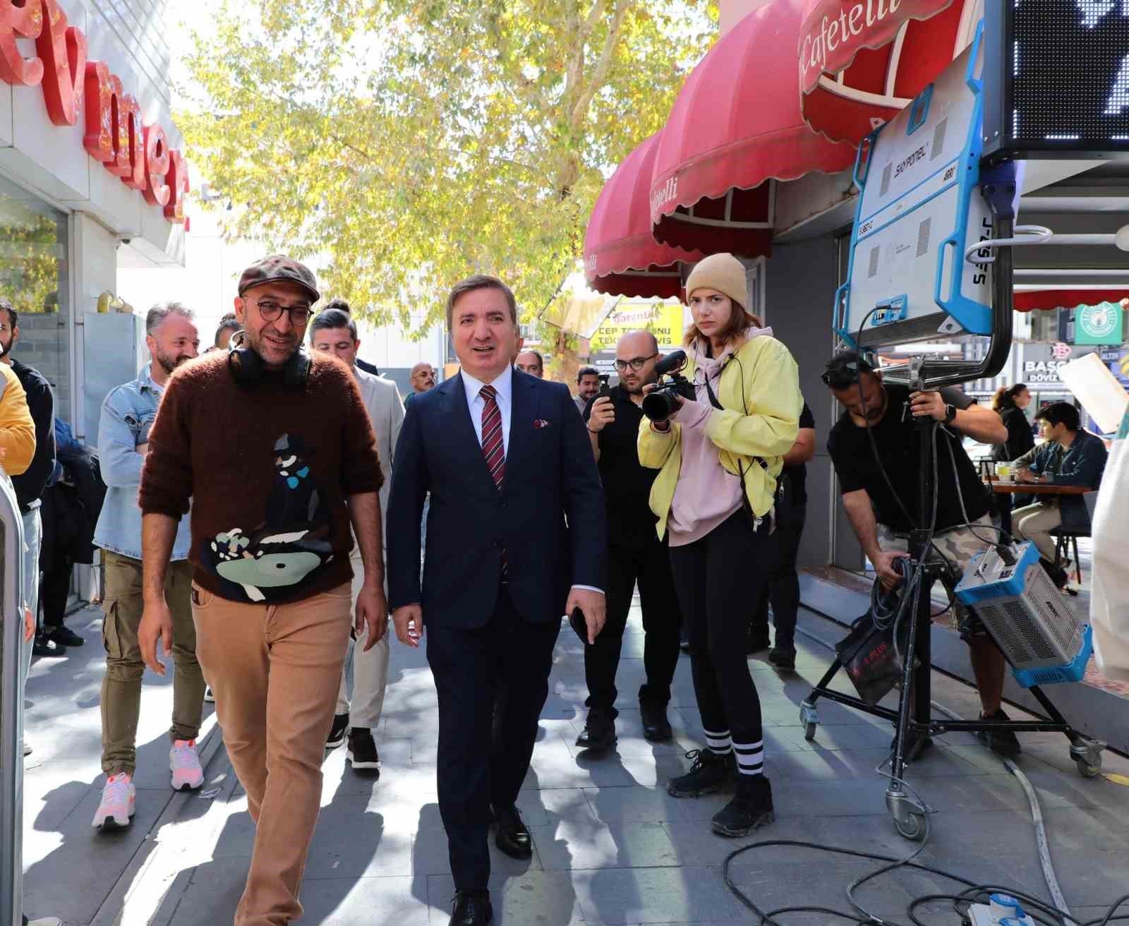 Vali Aydoğdu Erzincan’da çekimleri devam eden filmin oyuncularıyla bir araya geldi
