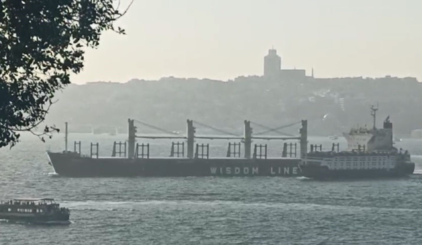 İstanbul Boğazı’nda 2 yük gemisi çarpıştı
