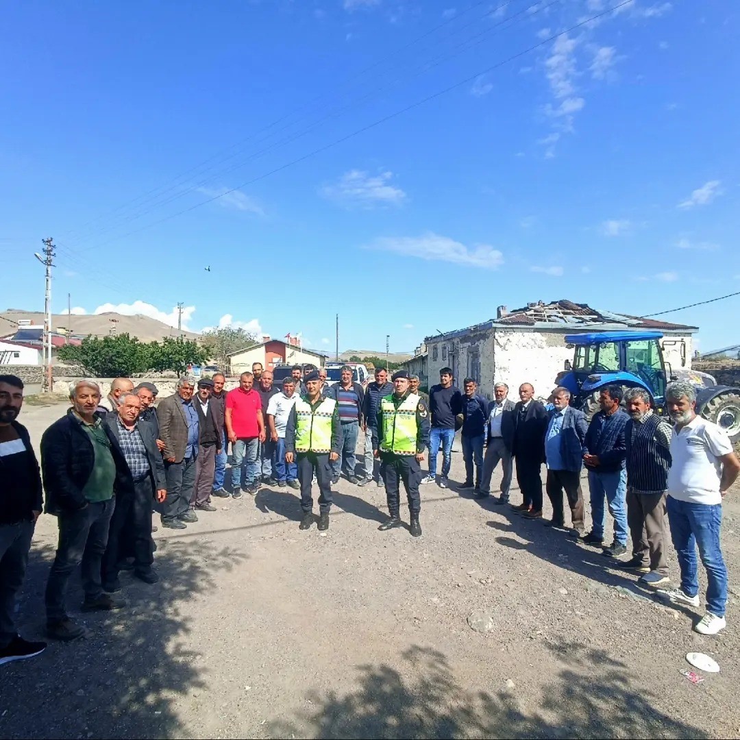 Digor’da jandarma, traktör sürücülerini bilgilendirdi
