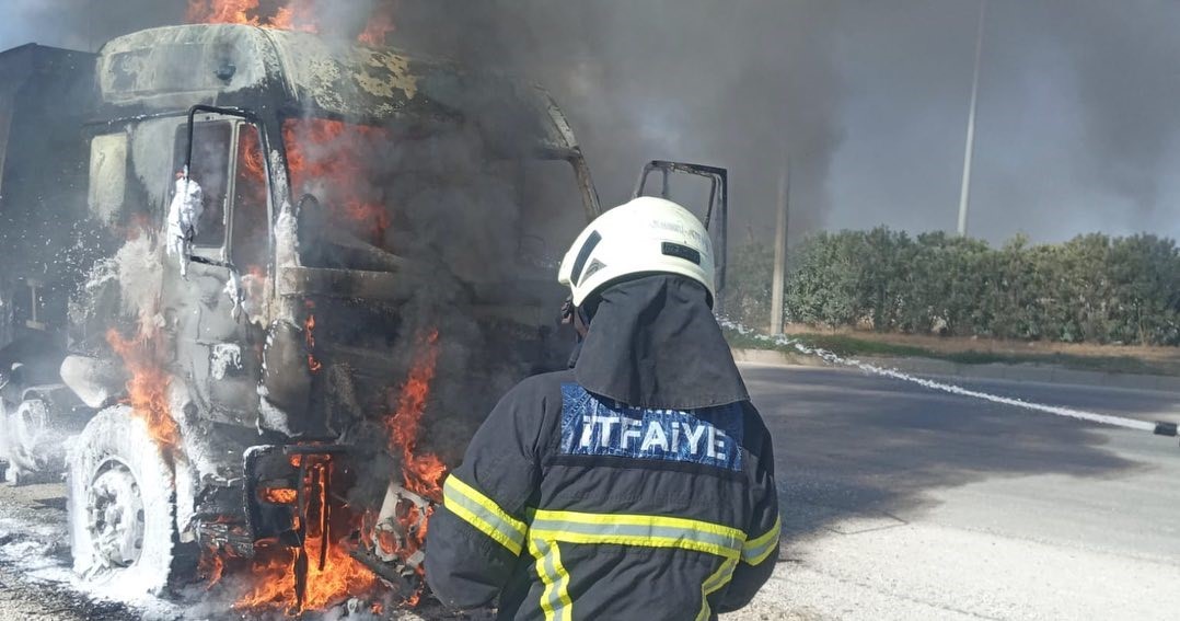 Seyir halindeki hafriyat kamyonu alevlere teslim oldu
