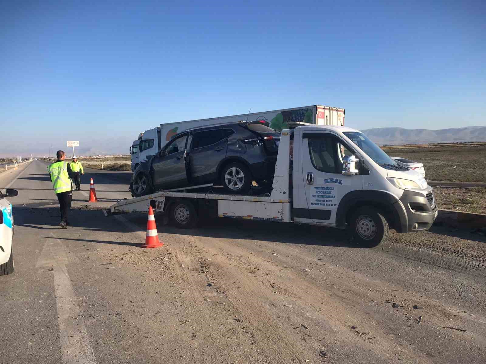 Konya’da işçi servisi ile otomobil çarpıştı: 10 yaralı
