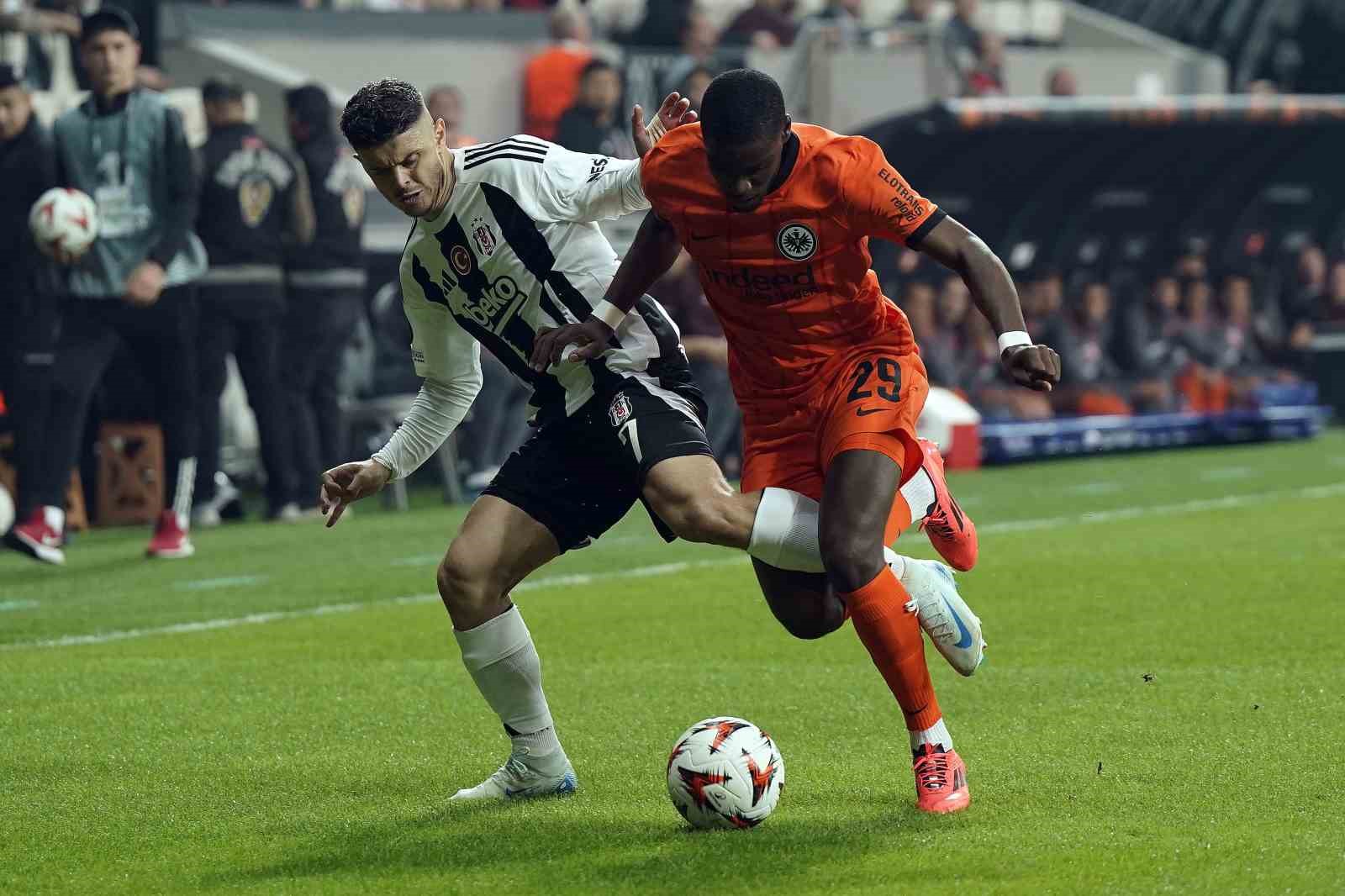 UEFA Avrupa Ligi: Beşiktaş: 0 - Eintracht Frankfurt: 2 (İlk yarı)
