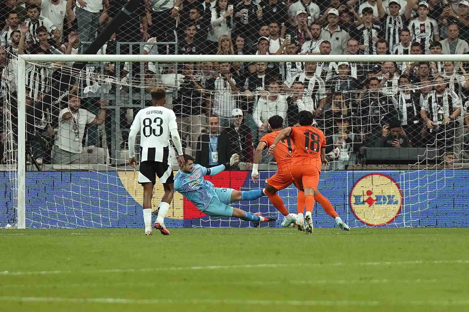 UEFA Avrupa Ligi: Beşiktaş: 0 - Eintracht Frankfurt: 2 (İlk yarı)
