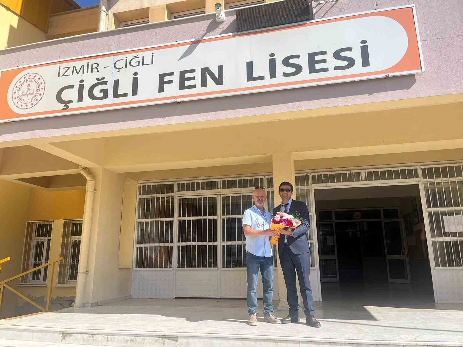 İzmir’de 48 yıllık öğretmene duygusal veda
