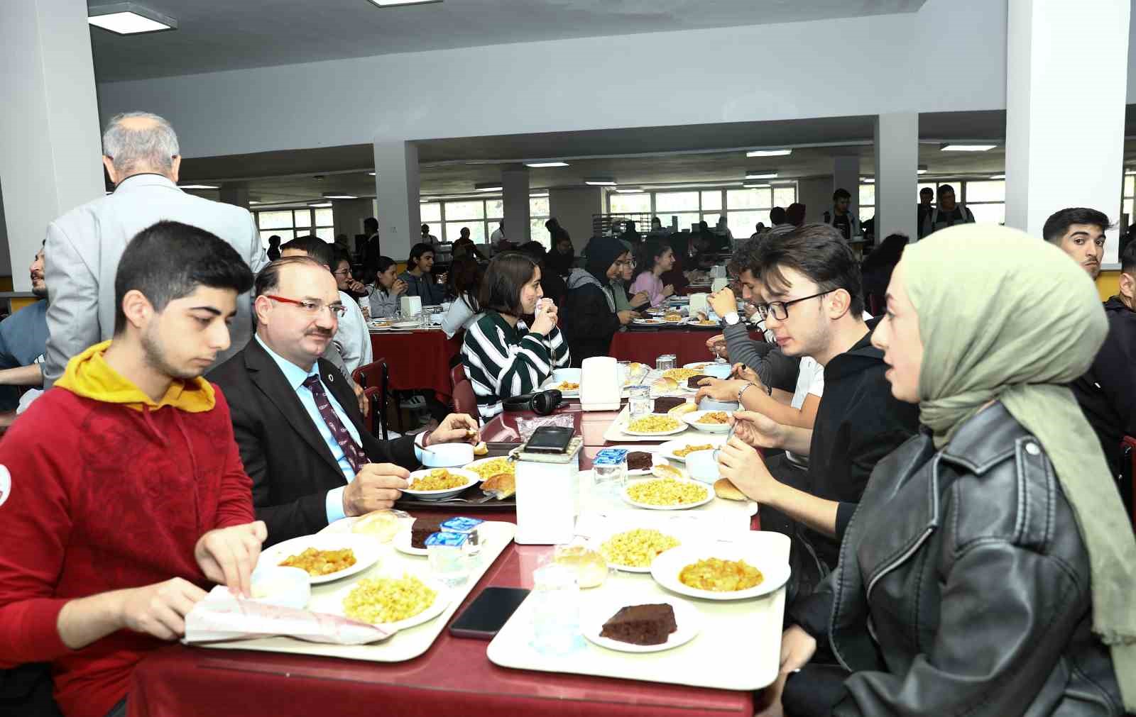 Rektör Hacımüftüoğlu, yemekte öğrencilerle bir araya geldi
