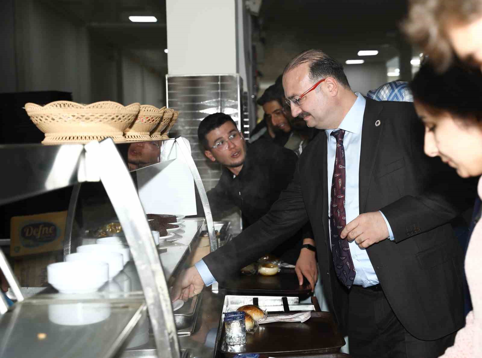 Rektör Hacımüftüoğlu, yemekte öğrencilerle bir araya geldi
