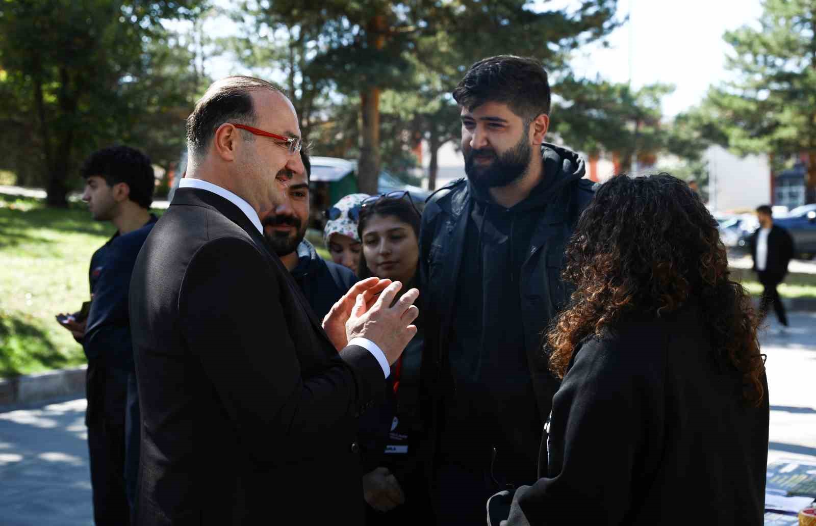 Rektör Hacımüftüoğlu, yemekte öğrencilerle bir araya geldi
