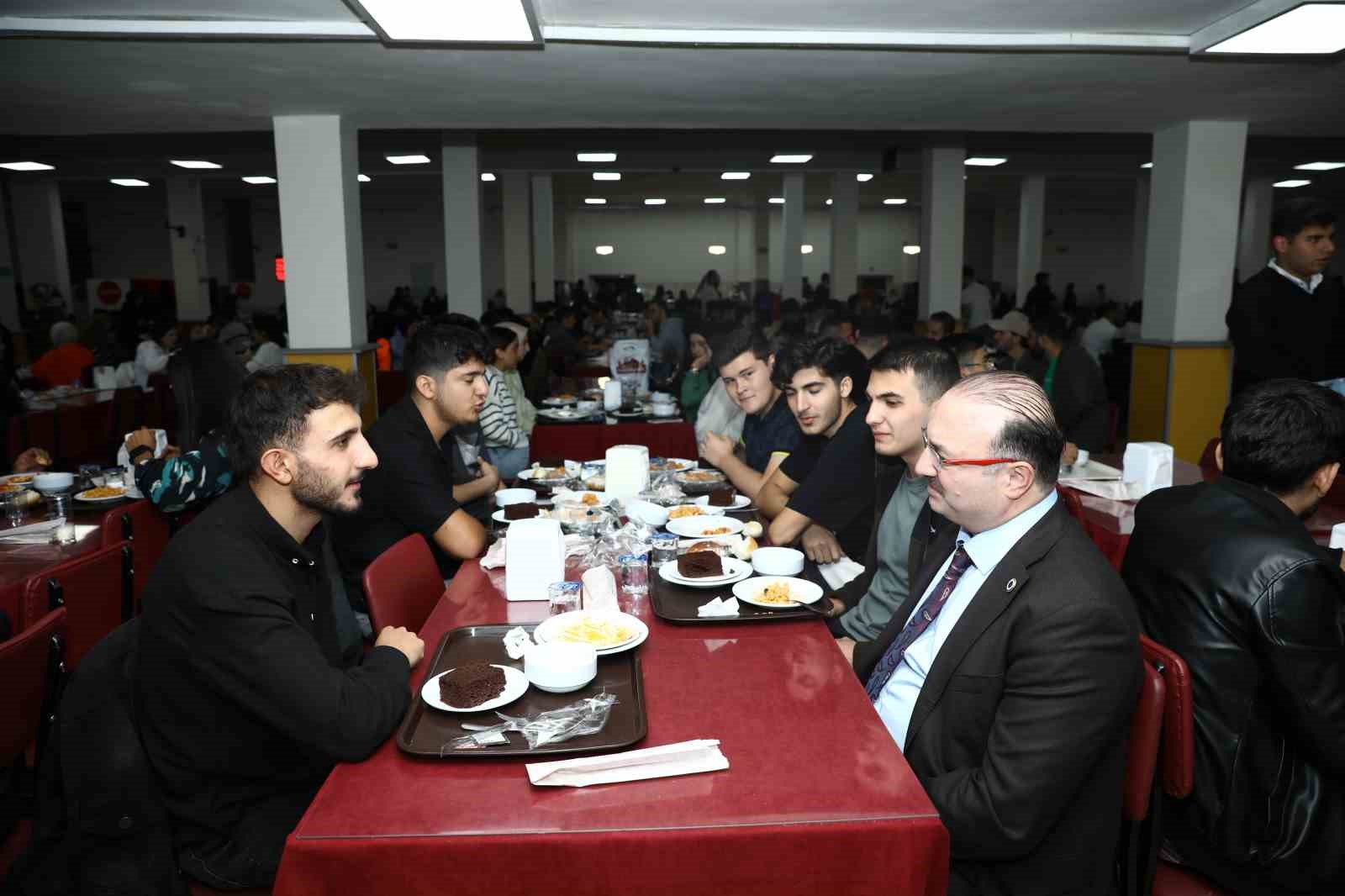 Rektör Hacımüftüoğlu, yemekte öğrencilerle bir araya geldi
