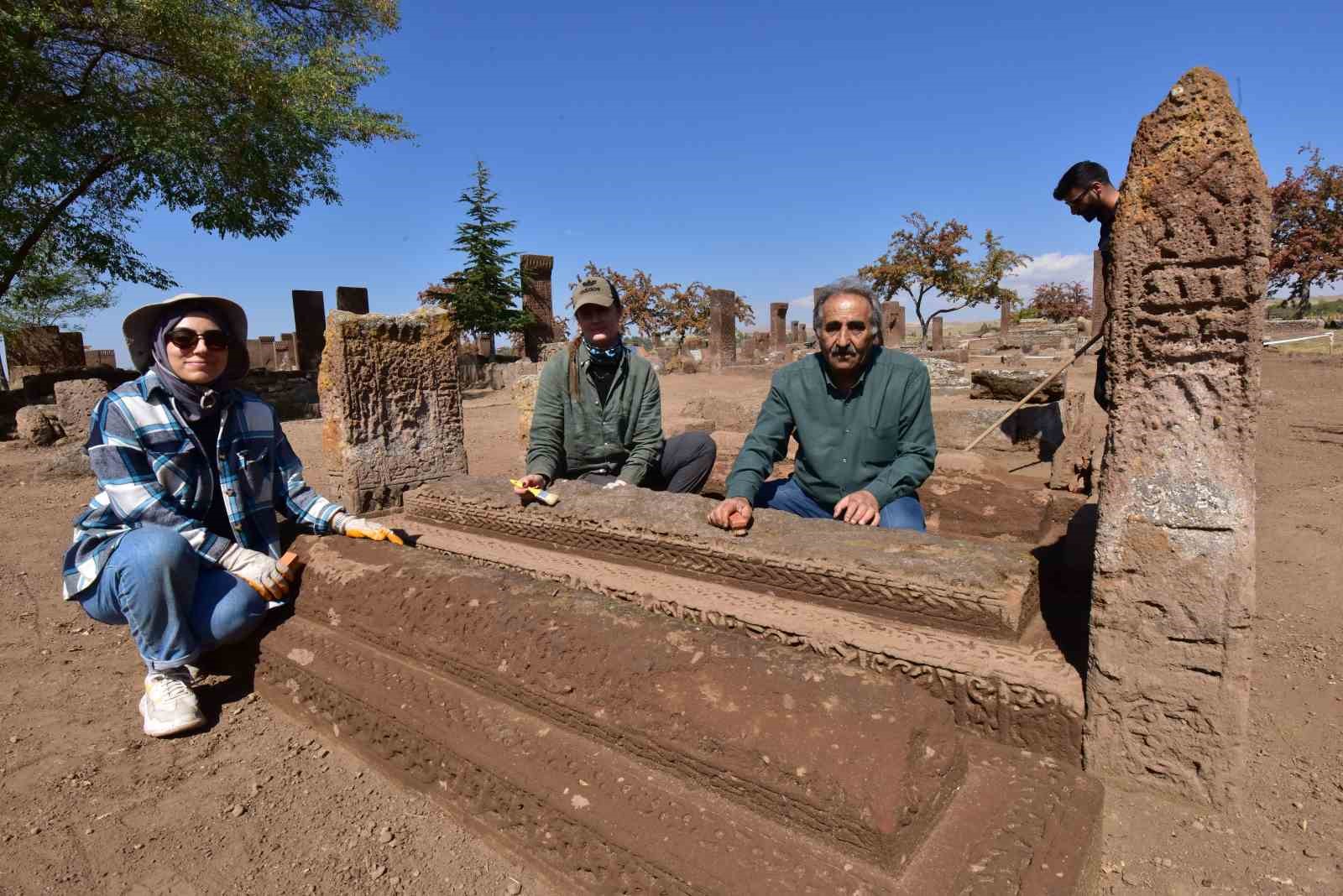 Tarihi mezarlıktan 6 sanduka gün yüzüne çıkarıldı
