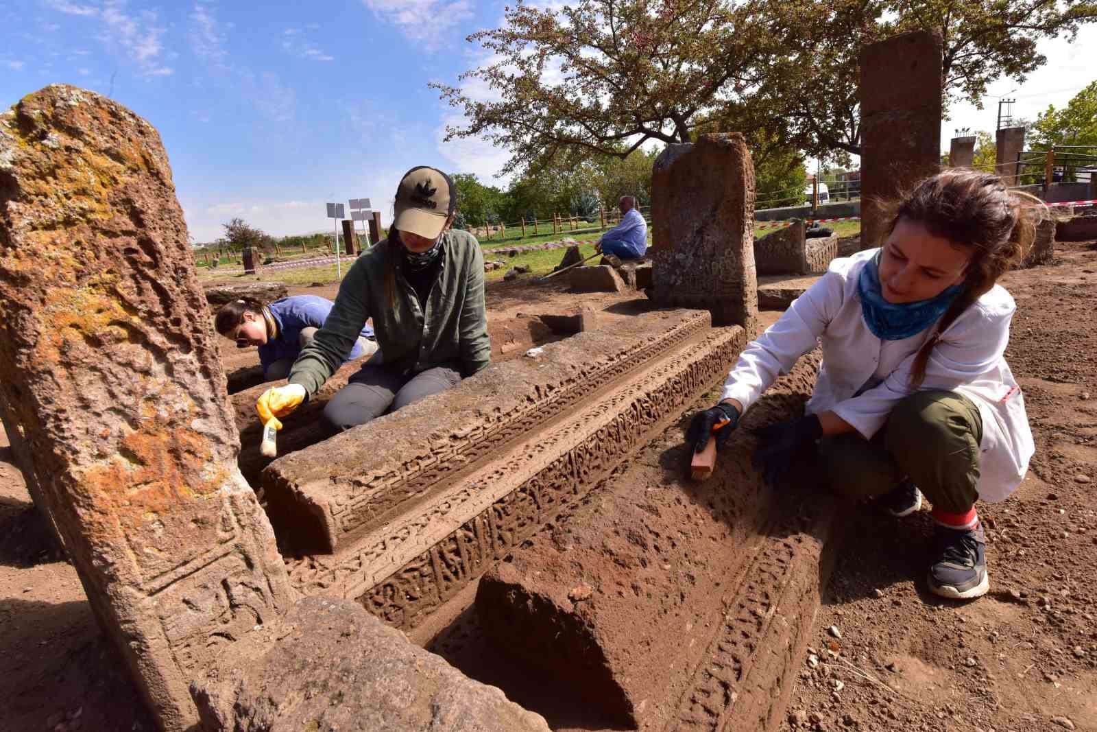 Tarihi mezarlıktan 6 sanduka gün yüzüne çıkarıldı
