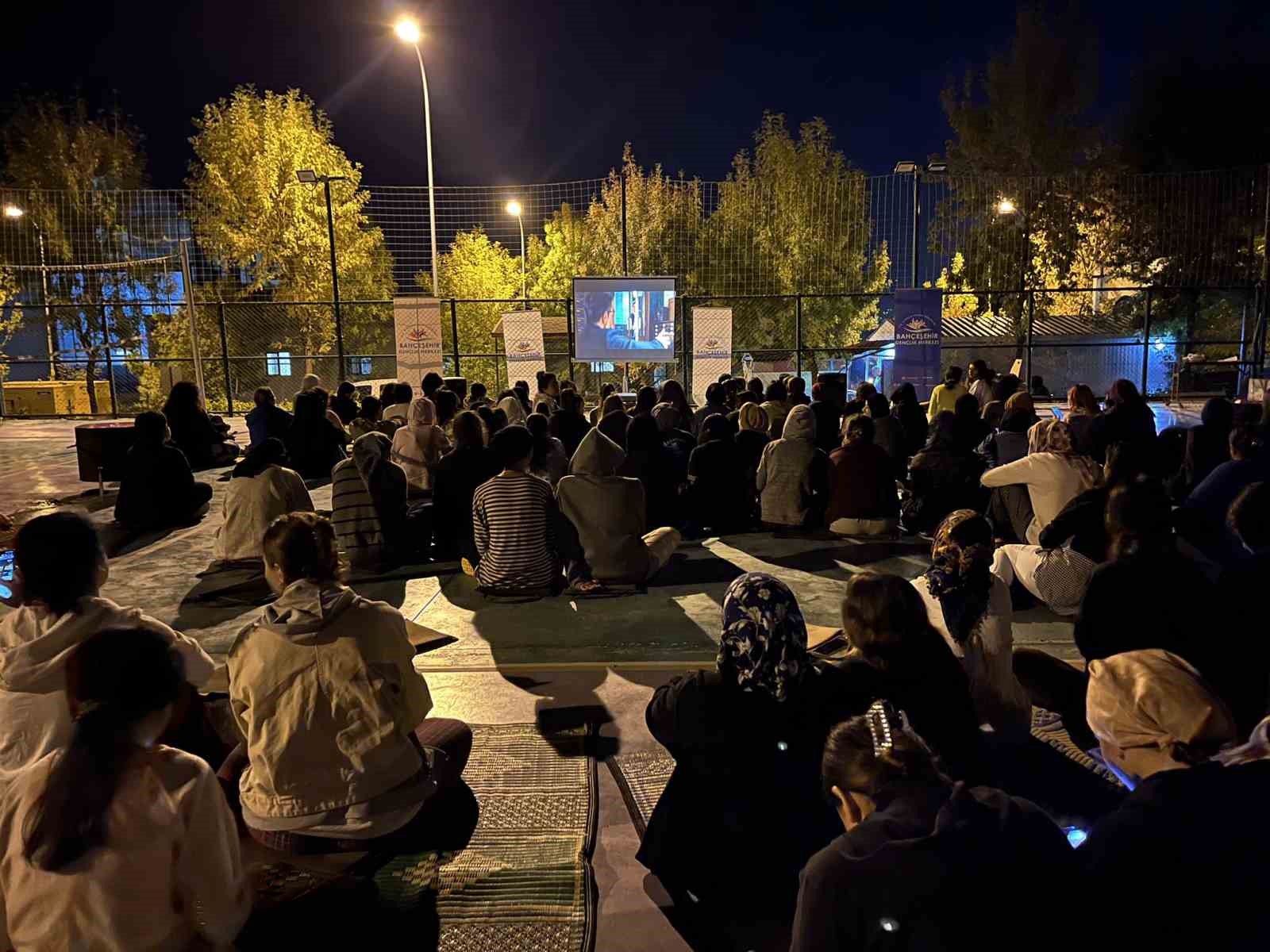 Yurt öğrencilerine açık hava sineması
