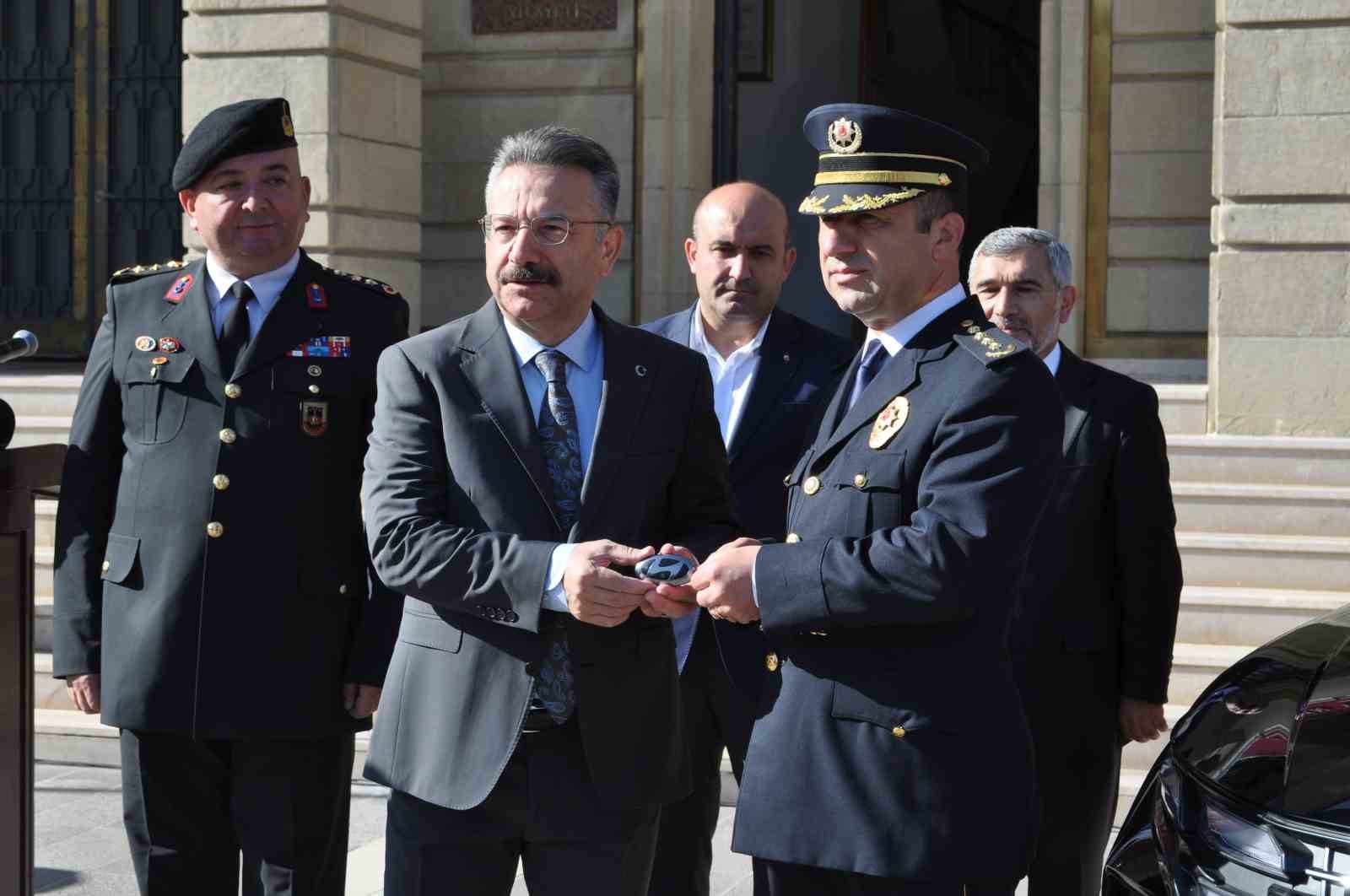 Eskişehir’de emniyet ve jandarma teşkilatına 88 aracın teslimi için tören düzenlendi
